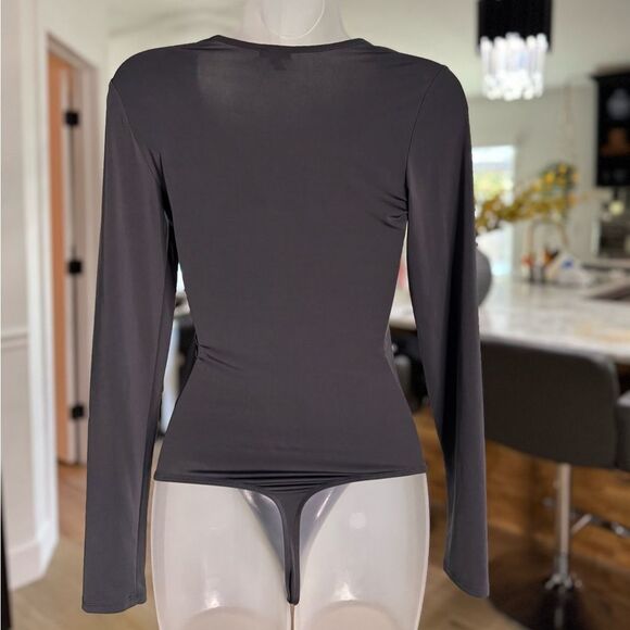 Express Body Contour Scoop Neck Long Sleeve Thong Bodysuit, Gray. Size XS - Picture 5 of 10